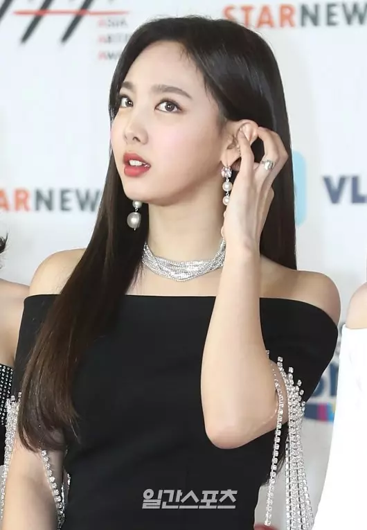 [TWICE][新聞]181128 今天也是讓人說「YES」的九兔美貌！TWICE現身「2018AAA」紅毯儀式現場