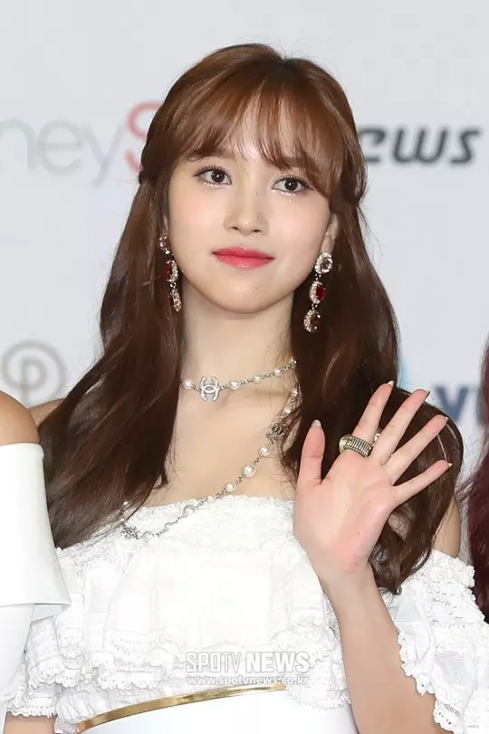 [TWICE][新聞]181128 今天也是讓人說「YES」的九兔美貌！TWICE現身「2018AAA」紅毯儀式現場