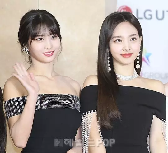 [TWICE][新聞]181128 今天也是讓人說「YES」的九兔美貌！TWICE現身「2018AAA」紅毯儀式現場