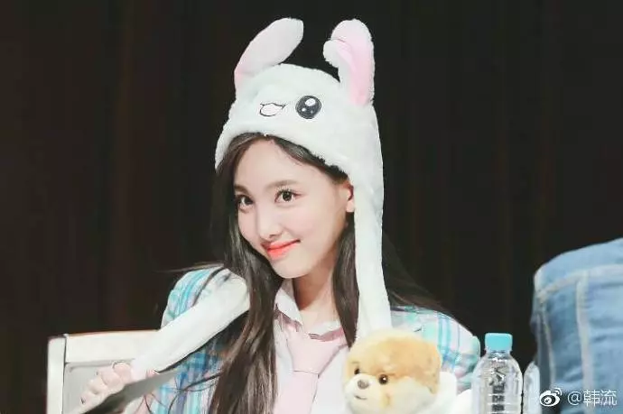 [TWICE][新聞]181128 今天也是讓人說「YES」的九兔美貌！TWICE現身「2018AAA」紅毯儀式現場