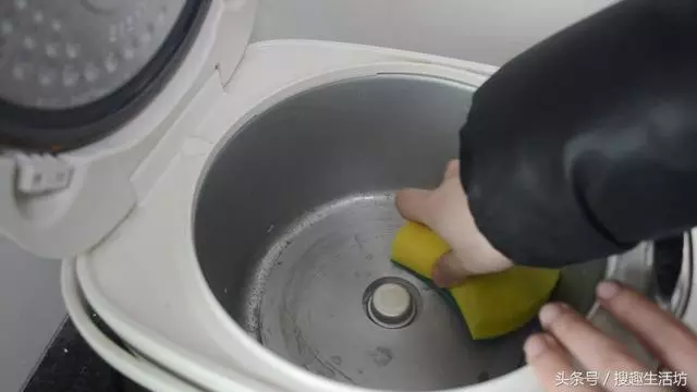 電飯鍋煮飯又慢又耗電?把「這個地方」擦一擦,一年能省幾十元,家家戶戶都需要!
