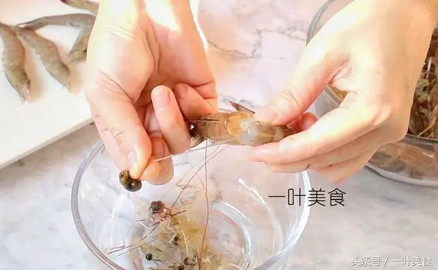 去蝦線誰還用牙籤?太費事了!賣蝦的老闆教我一個小技巧,2秒去除蝦線