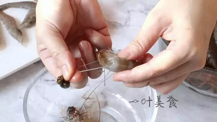 去蝦線誰還用牙籤?太費事了!賣蝦的老闆教我一個小技巧,2秒去除蝦線