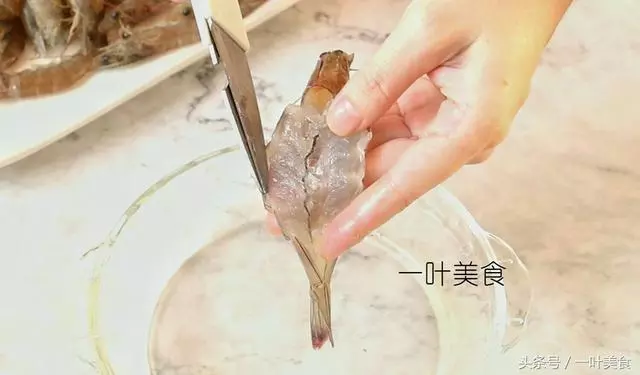 去蝦線誰還用牙籤?太費事了!賣蝦的老闆教我一個小技巧,2秒去除蝦線