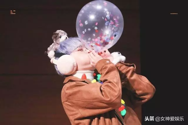 氣球被戳爆!Wanna One成員簽售會上嚇到彈起
