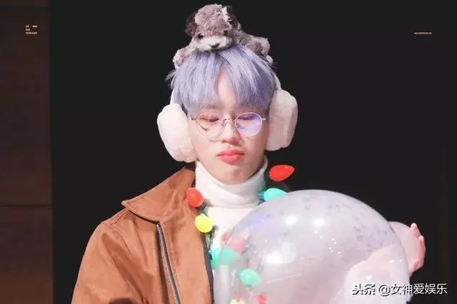 氣球被戳爆!Wanna One成員簽售會上嚇到彈起