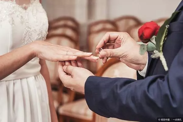 新婚夜床單沒弄髒,婆婆怒罵二手貨,兒媳指指床底,婆婆癱在地