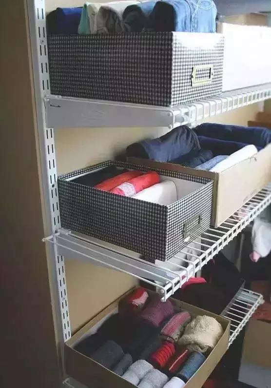 女生必學的「衣櫃收納術」!「4個步驟」立刻省下好多空間!椅子上再也不會亂堆衣服了~~