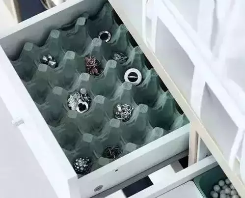 女生必學的「衣櫃收納術」!「4個步驟」立刻省下好多空間!椅子上再也不會亂堆衣服了~~