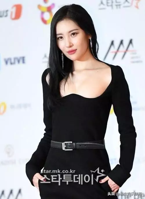 尷尬!韓國頒獎禮紅毯出狀況,主持人苦等10分鐘沒人來接受採訪!