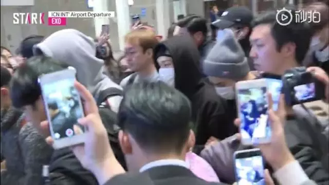 EXO機場遭圍堵,成員彼此攙扶引人淚目,網友:粉絲的愛真可怕!