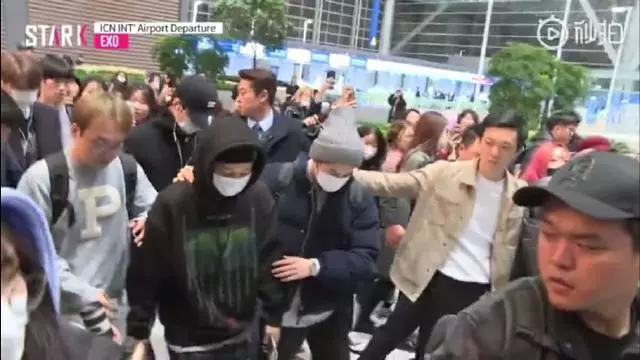 EXO機場遭圍堵,成員彼此攙扶引人淚目,網友:粉絲的愛真可怕!