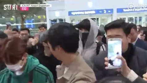 EXO機場遭圍堵,成員彼此攙扶引人淚目,網友:粉絲的愛真可怕!