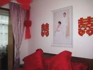 新婚夜公公肚子疼,俺冒雨買藥,收銀員讓俺看電腦,俺連夜回娘家