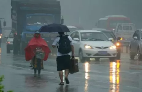 新婚夜公公肚子疼,俺冒雨買藥,收銀員讓俺看電腦,俺連夜回娘家