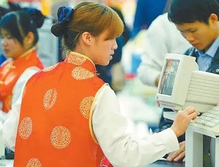 新婚夜公公肚子疼,俺冒雨買藥,收銀員讓俺看電腦,俺連夜回娘家