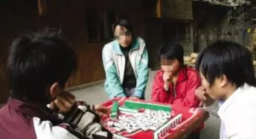 女子難產,老公在家打麻將,贏錢後去看望出生孩子,一推門蒙了