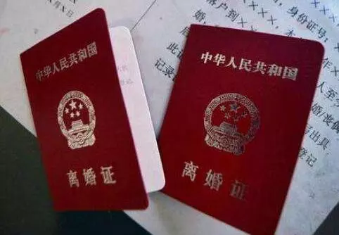 離婚半年,女兒啼哭著要爸爸,跟前夫開視頻,瞥見裡邊的人,傻住
