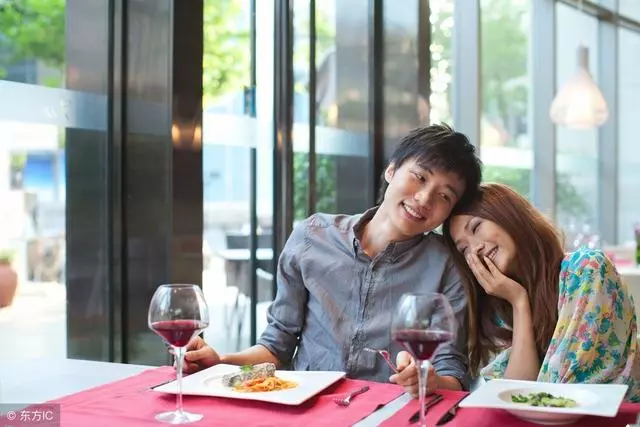 婆婆來我家養老,聽說我父母要出門旅遊,竟然氣的直接摔了筷子