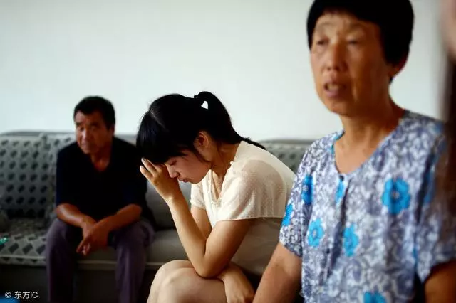 婆婆來我家養老,聽說我父母要出門旅遊,竟然氣的直接摔了筷子