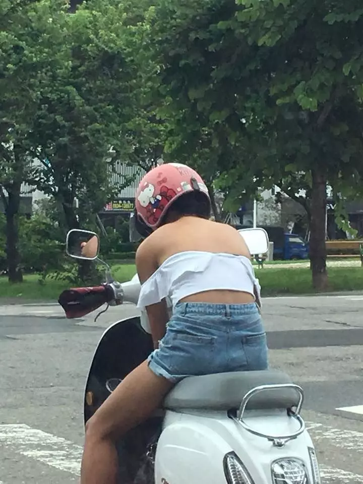 愛水不驚!女騎士穿這樣…大家都在看,狂呼:幫她抹防曬