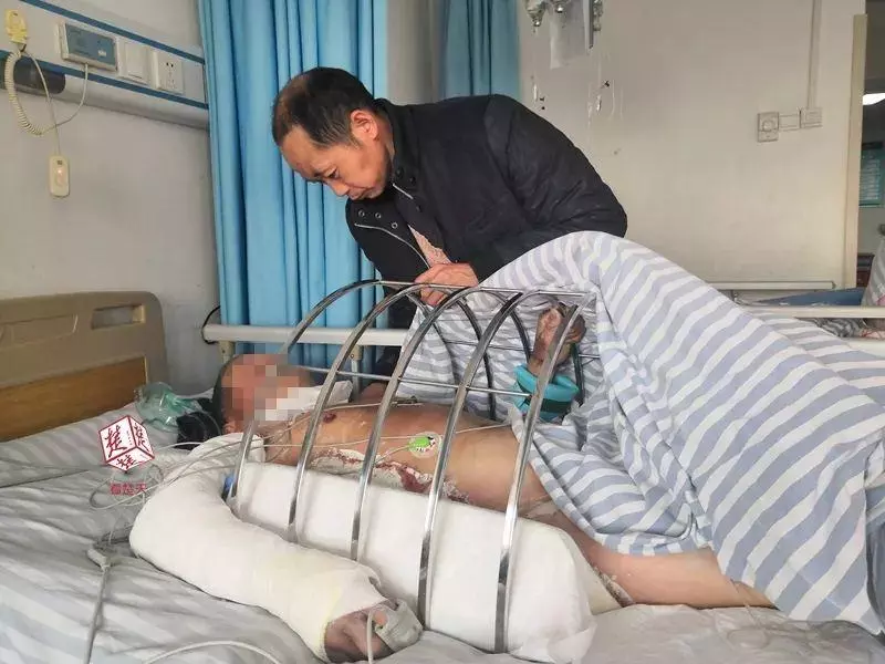 八十大壽殺豬慶賀 老漢竟被掙扎的豬踢進開水鍋裡