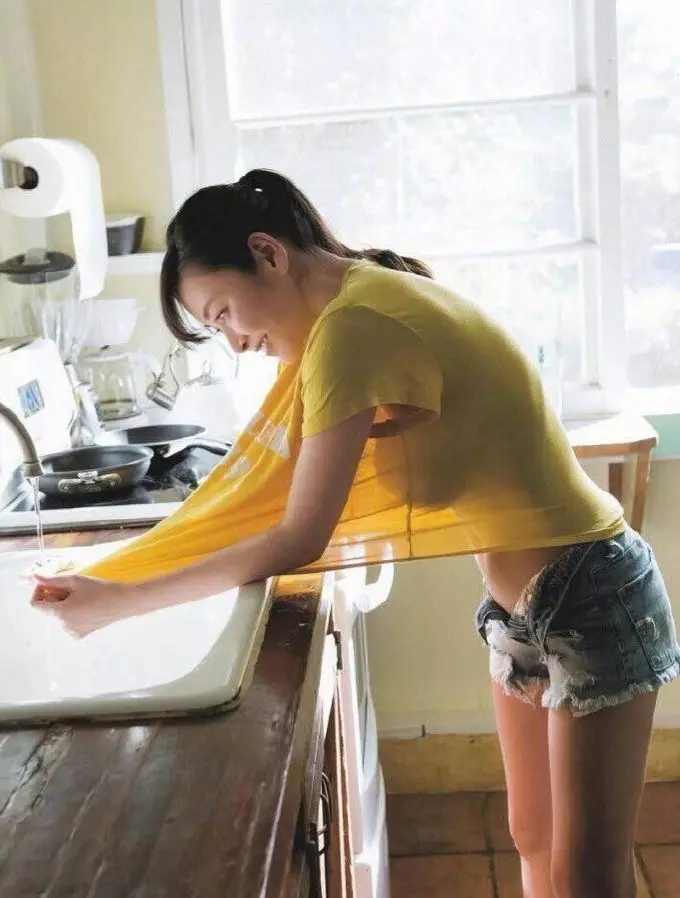 污漬沾一身...妹子拉「上衣」洗! 網暴動:__冷到這樣
