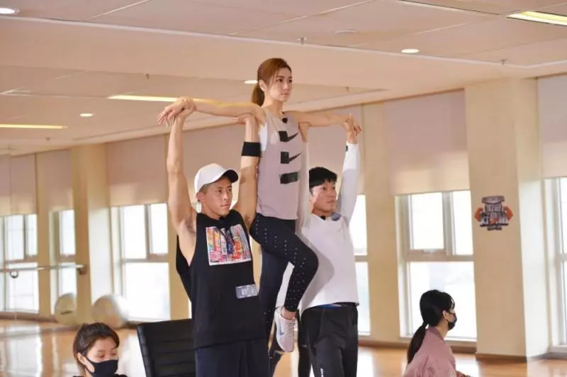 Selina又再瘦出新高度!2個月健身特訓體脂率激減回復好身材,本人:衣櫃里現在找不到合身的衣服!