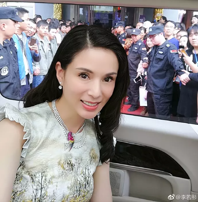 『最美小龍女』穿越時空了?! 李若彤23年後不但沒老,顏值還一路飆升!網民驚呼:是吸血鬼吧?!