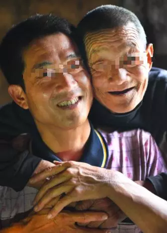 父親夢到兒子,第二天上門去找,兒媳死活不開門,撞開門傻了!