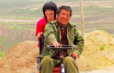 父親夢到兒子,第二天上門去找,兒媳死活不開門,撞開門傻了!