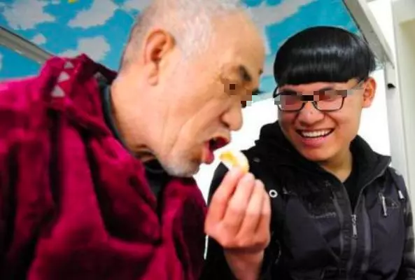 父親夢到兒子,第二天上門去找,兒媳死活不開門,撞開門傻了!