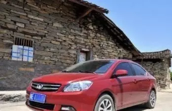 離婚後,女子夢到兒子在哭,開車去前夫家,推開門後把家砸了