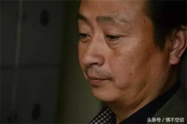 200萬遺產,倆兒子一人十萬,女兒只得一枚黑戒指,淚流滿面