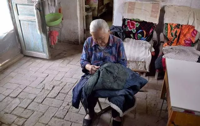 婆婆來照顧我坐月子,我孝敬她六千,她走後打開抽屜我紅了眼