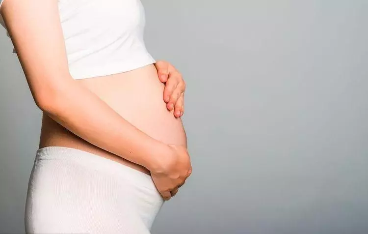 我懷孕婆婆來照顧我,孩子出生後我給她十萬,婆婆走時留下二十萬