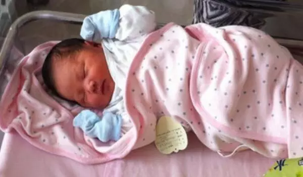 我懷孕婆婆來照顧我,孩子出生後我給她十萬,婆婆走時留下二十萬