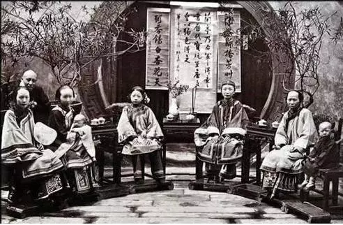 誰說皇帝「後宮三千」很幸福!?這5張「超殘酷」照片保證你慶幸「還好我從來沒當過皇帝」!#3這確定是未成年入宮的宮女嗎?