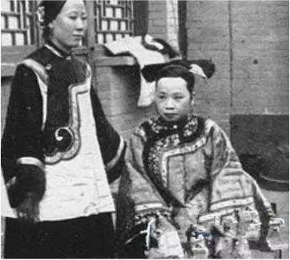 誰說皇帝「後宮三千」很幸福!?這5張「超殘酷」照片保證你慶幸「還好我從來沒當過皇帝」!#3這確定是未成年入宮的宮女嗎?