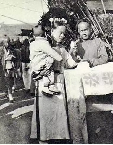 誰說皇帝「後宮三千」很幸福!?這5張「超殘酷」照片保證你慶幸「還好我從來沒當過皇帝」!#3這確定是未成年入宮的宮女嗎?
