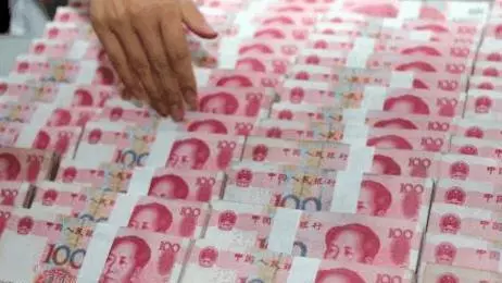 小姑子鬧離婚,婆婆喊她拿10萬哄她,她說好,隔天她倆如遭雷擊
