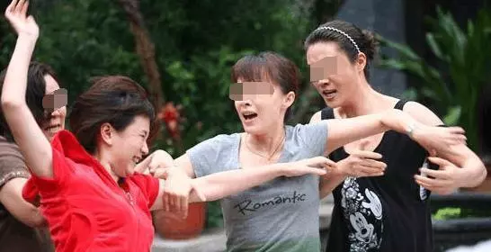 小姑子鬧離婚,婆婆喊她拿10萬哄她,她說好,隔天她倆如遭雷擊