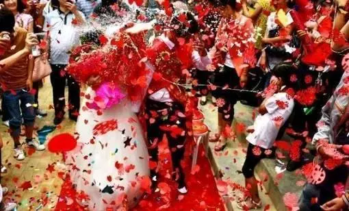 俺未婚先孕,婆婆把8萬彩禮改8千,婚禮上俺拿出房產證,婆婆懵逼