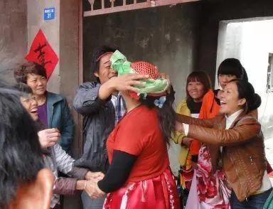 媽為了弟弟結婚,毀了女兒的一生,弟弟結婚後,媽又笑著來找女兒