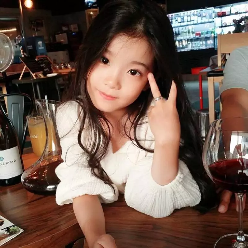 8歲小女孩被封「世界最美女生」紅遍全世界!但滑開相簿「看到她哥哥」竟長得比她更好看!