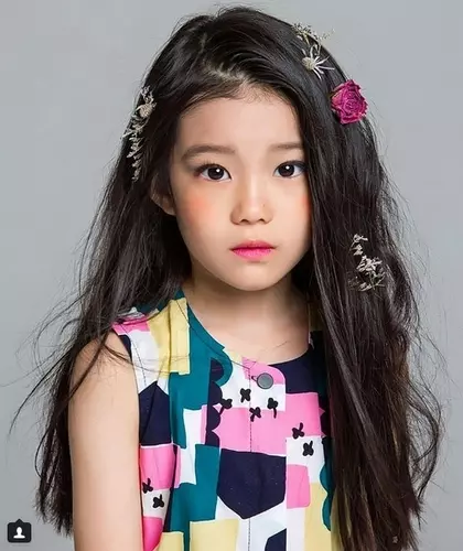 8歲小女孩被封「世界最美女生」紅遍全世界!但滑開相簿「看到她哥哥」竟長得比她更好看!