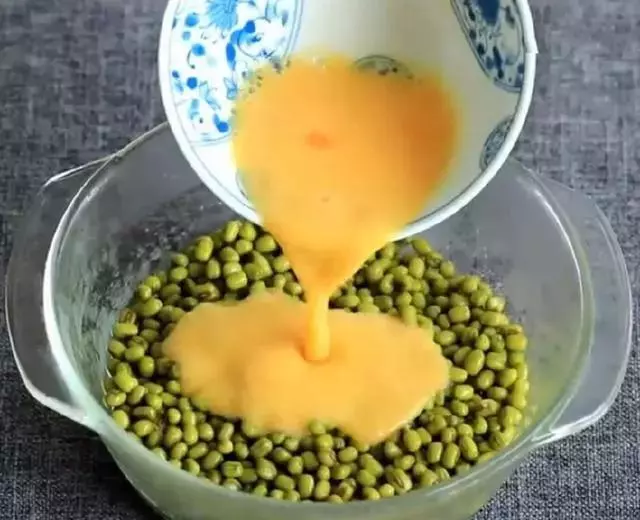綠豆別再煮著吃了!試試這個新做法,簡單又營養,比綠豆糕還好吃
