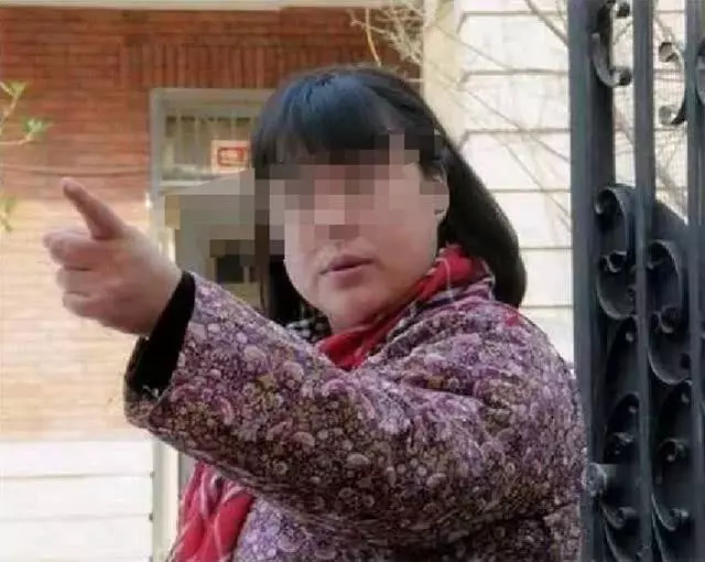 女兒住校,繼母每月只給1500,她賭氣打工,存錢時見到餘額,才知道繼母有多愛她!