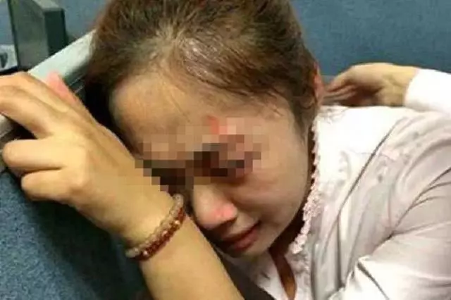 女兒住校,繼母每月只給1500,她賭氣打工,存錢時見到餘額,才知道繼母有多愛她!