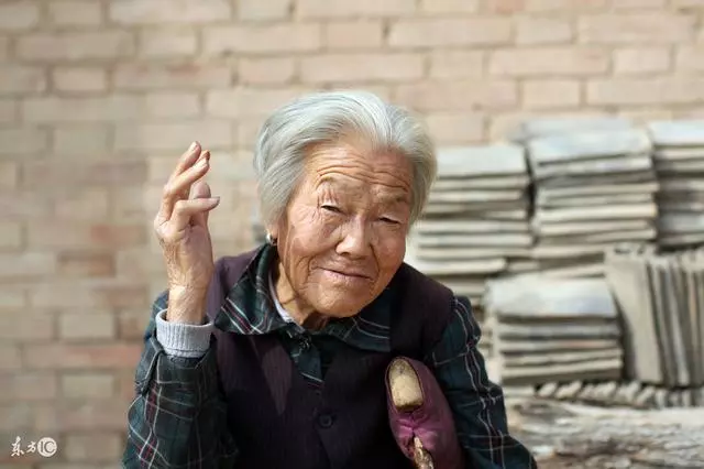 拾荒阿嬤撿到金手鐲,她原地苦等失主兩天,沒想到「失主」一出現....兩人全傻了